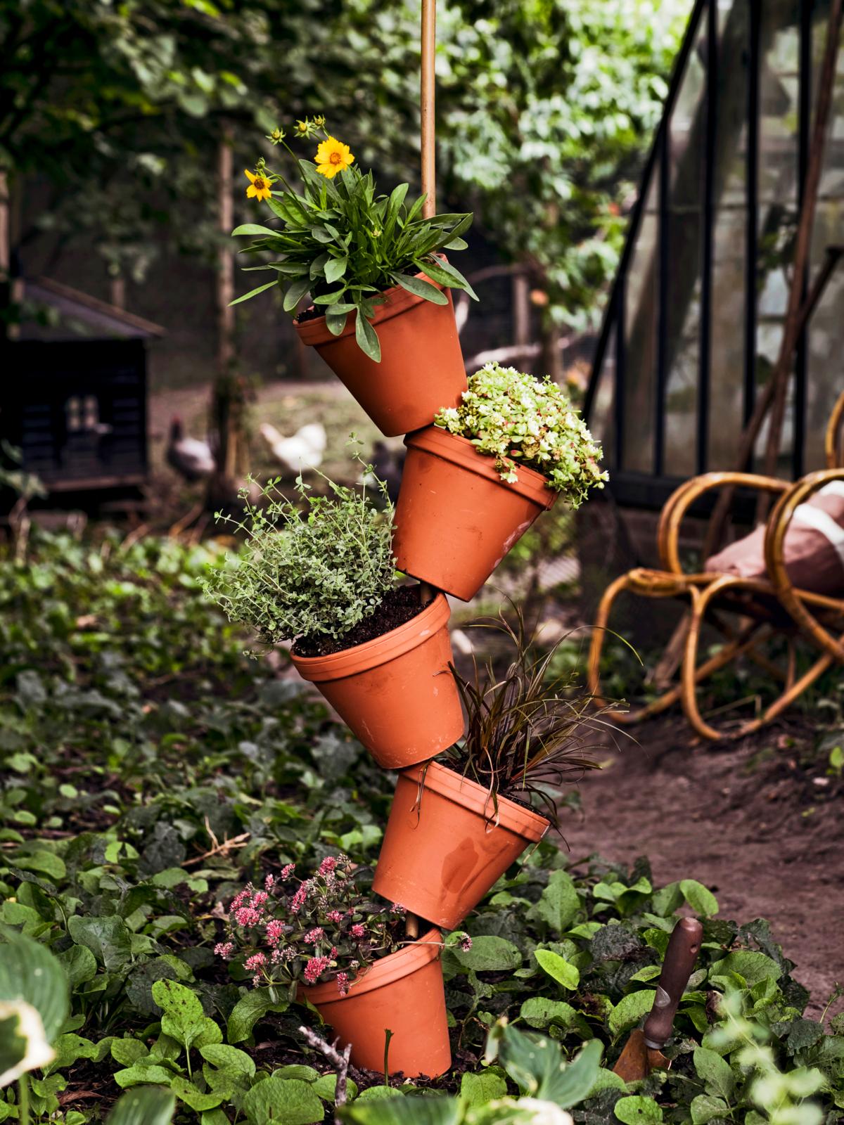 Bediening mogelijk Aftrekken Naar DIY: plantenpilaar van terracotta potten | Zelfmaken | Seasons